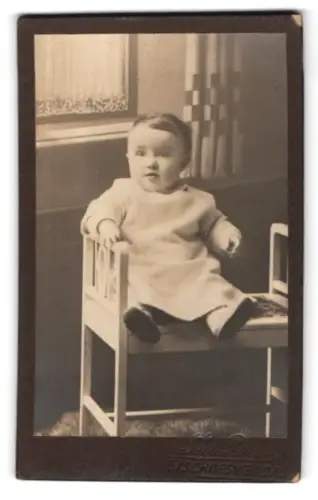 Fotografie Dürr, Bischofswerda, Sitzendes Kleinkind