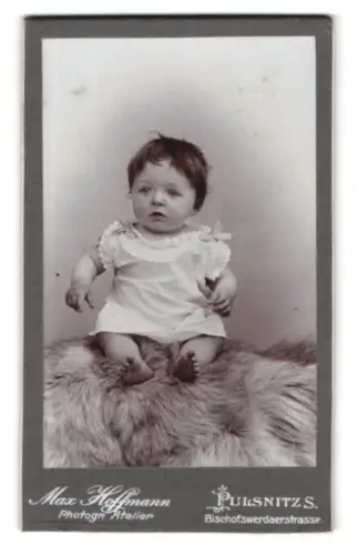 Fotografie Max Hofmann, Pulsnitz, Bischofswerdaerstrasse, Kind auf einem Fell