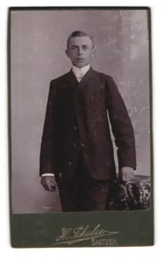Fotografie H. Schulke, Bautzen, Stehender junger Mann mit Anzug