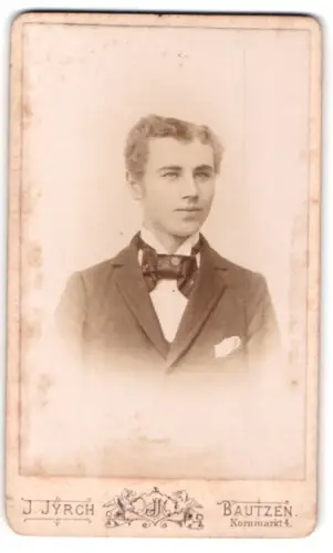 Fotografie J. Jyrch, Bautzen, Kornmarkt 4, Eleganter junger Mann im Anzug