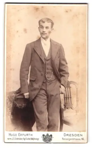 Fotografie Hugo Erfurth, Dresden, Reissigerstrasse 46, Eleganter Herr in Anzug