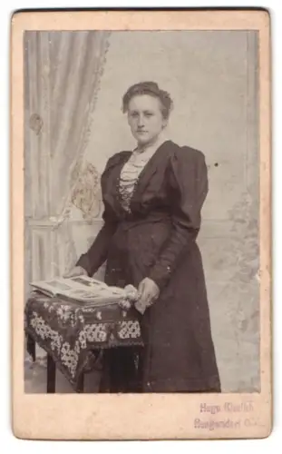 Fotografie Hugo Kieslich, Rengersdorf, Elegante Dame am Tisch