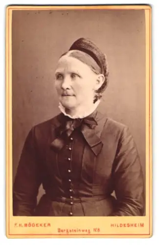Fotografie F.H. Bödeker, Hildesheim, Bergsteinweg 8, Porträt einer Frau mit Haube