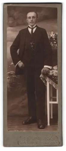Fotografie A. Kurt Mauksch, Hoyerswerda, Kirchstrasse 16, Eleganter junger Mann im Anzug