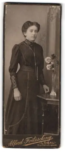 Fotografie Alfred Fritzsching, Löbau, Gartenstrasse, Porträt einer Dame mit Blumenvase