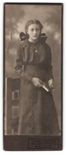 Fotografie Oskar Meister, Bautzen, Kaiserstrasse 15, Porträt eines Mädchens mit Buch