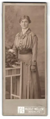 Fotografie Rudolf Müller, Rochlitz, Frau in eleganter Kleidung