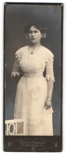 Fotografie Hans Kugler, Kirchhain, Frau in weissem Kleid