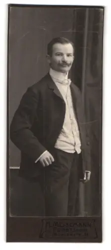 Fotografie H. Meisemann, Forst, Mühlenstrasse 36, Eleganter Herr im Anzug