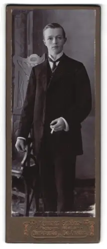Fotografie Hermann Schöne, Oberlichtenau /Dresden, Eleganter junger Mann in Anzug