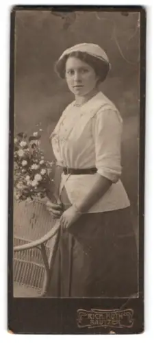 Fotografie Rich. Huth, Bautzen, Elegante Frau mit Blumenstrauss