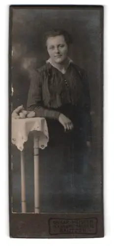 Fotografie Oskar Meister, Bautzen, Kaiserstrasse 15, Porträt einer Frau an Tisch