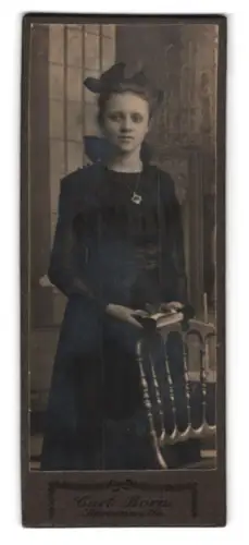 Fotografie Curt Born, Kamenz i. Sa., Porträt eines Mädchens mit Buch