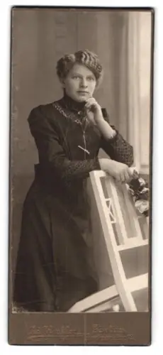 Fotografie L. Winkler, Görlitz, Berliner Strasse 12, Porträt einer Frau mit Stuhl