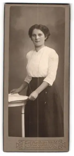 Fotografie E. W. Matthias Nachf., Seifhennersdorf, Rumburgerstrasse, Porträt einer jungen Frau