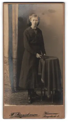 Fotografie F. Renzichhausen, Hannover, Lange Laube 2, Dame im eleganten Kleid