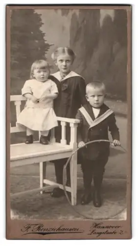 Fotografie F. Renzichhausen, Hannover, Lange Laube 2, Drei Kinder mit Reifen im Atelier
