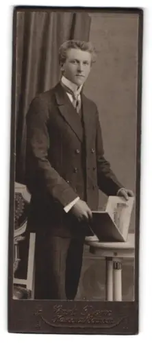 Fotografie Curt Born, Kamenz, Eleganter Herr mit Buch