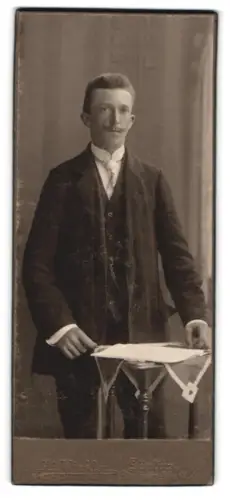 Fotografie Ad. Winkler, Görlitz, Berliner Str. 19, Porträt eines jungen Mannes