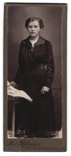 Fotografie Max Hoffmann, Pulsnitz, Bischofswerdaerstrasse, Junge Frau mit einem Buch