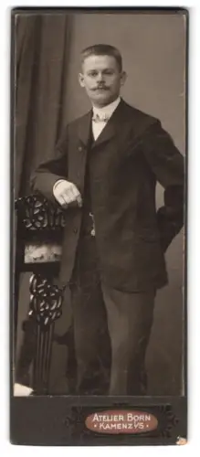 Fotografie Atelier Born, Kamenz, Eleganter Herr im Anzug