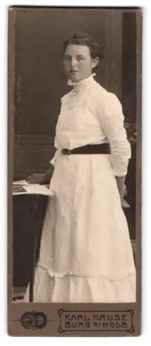 Fotografie Karl Kruse, Burg b. Magdeburg, Schartauerstrasse 1, Frau im weissen Kleid