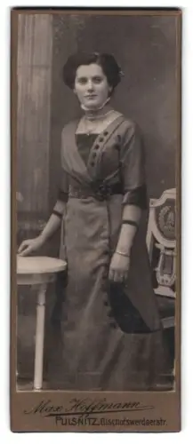 Fotografie Max Hoffmann, Pulsnitz, Bischofswerdaerstr., Elegante Dame an Tisch