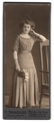 Fotografie H. Braschoss, Berlin, Bessel-Str. 12, Elegante Dame mit Blumenstrauss