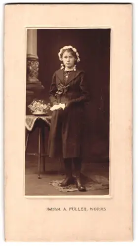 Fotografie A. Füller, Worms, Porträt eines Mädchens mit Blumenkranz in den Haaren