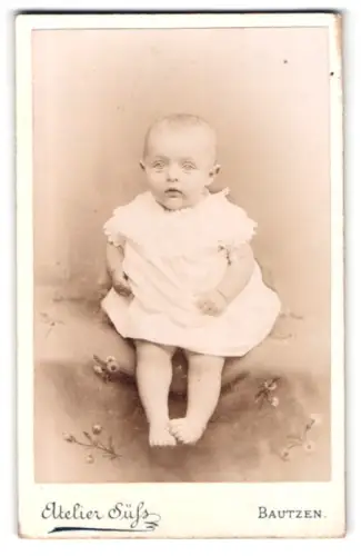 Fotografie Atelier Süss, Bautzen, Tuchmachergasse 20, Kleinkind in weissem Kleid