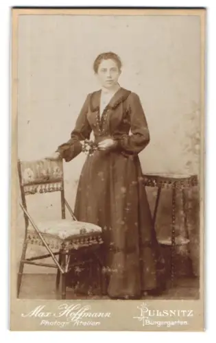 Fotografie Max Hoffmann, Pulsnitz, Bürgergarten, Dame im eleganten Kleid