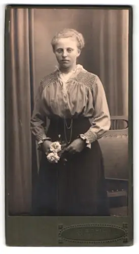 Fotografie J. Espig, Hainichen, Gerichtsstrasse 16, Damenporträt mit Blumenstrauss