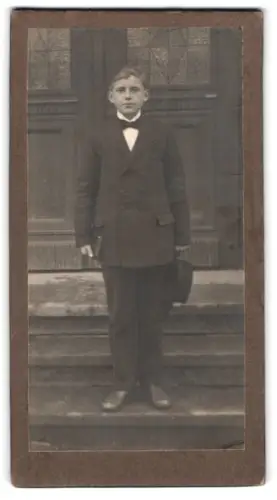 Fotografie unbekannter Fotograf und Ort, Junge mit Hut und Buch