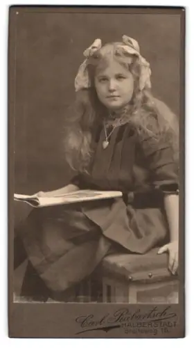Fotografie Carl Rübartsch, Halberstadt, Breiteweg 15, Mädchen mit Schleife und Buch