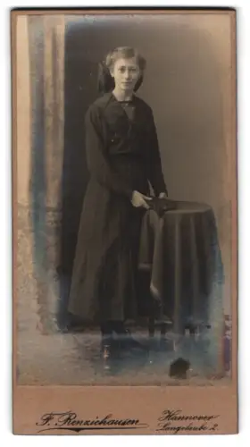 Fotografie F. Renzichhausen, Hannover, Lange Laube 2, Porträt einer Frau am Tisch