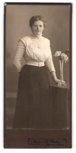 Fotografie H. Deike, Hannover-Linden, Deisterstrasse 7, Frau mit Blumenvase
