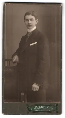 Fotografie J. Espig, Hainichen, Eleganter junger Mann im Anzug