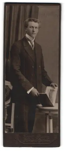 Fotografie Curt Born, Kamenz /Sachsen, Eleganter Herr mit Buch