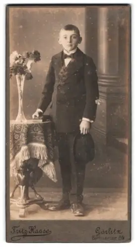 Fotografie Fritz Haase, Görlitz, Berlinerstr. 29, Junge mit Blumenarrangement