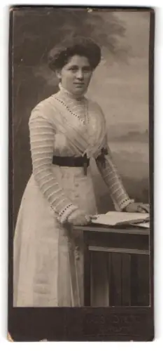 Fotografie Jos. Dietz, Görlitz, Schützenstr. 1, Porträt einer Dame am Tisch