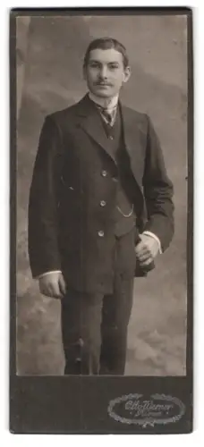 Fotografie Otto Werner, Riesa, Goethestrasse 81, Eleganter Herr in Anzug