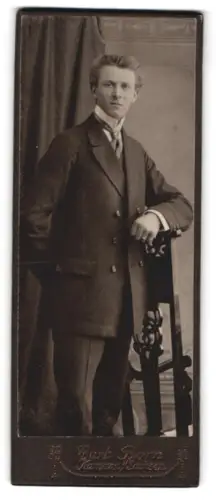 Fotografie Curt Born, Kamenz /Sachsen, Eleganter junger Mann im Anzug