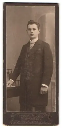 Fotografie Hermann Möhring, Johanngeorgenstadt, Eleganter junger Mann im Anzug