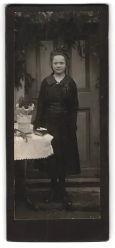 Fotografie unbekannter Fotograf und Ort, Mädchen in dunklem Kleid mit Buch