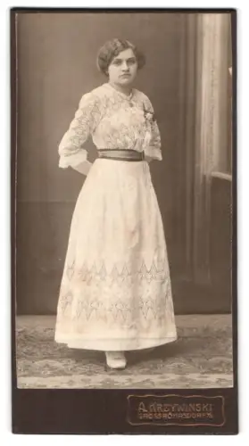 Fotografie A. Krzywinski, Grossröhrsdorf, Frau in eleganter Pose