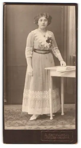 Fotografie A. Krzywinski, Grossröhrsdorf, Frau in elegantem Kleid am Tisch