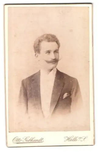 Fotografie Otto Gebhardt, Halle a. S., Grosse Ulrichstrasse 11, Porträt eines Mannes mit Schnurrbart