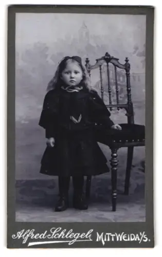 Fotografie Alfred Schlegel, Mittweida i. S., Kleines Mädchen neben einem Stuhl