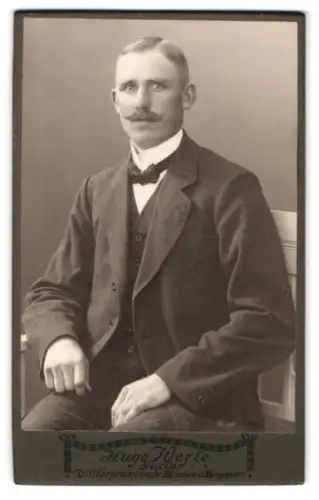 Fotografie Hugo Werle, Goslar, Eleganter Herr mit Schnurrbart