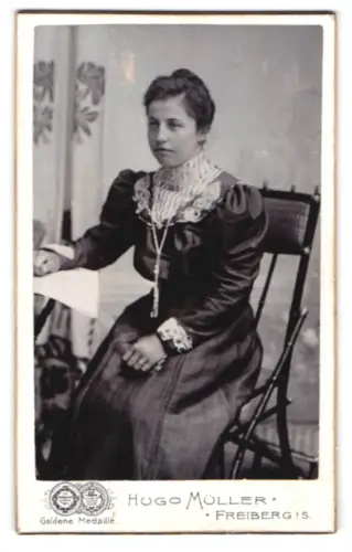 Fotografie Hugo Müller, Freiberg /S., Fischerstrasse 29, Frau auf Stuhl sitzend